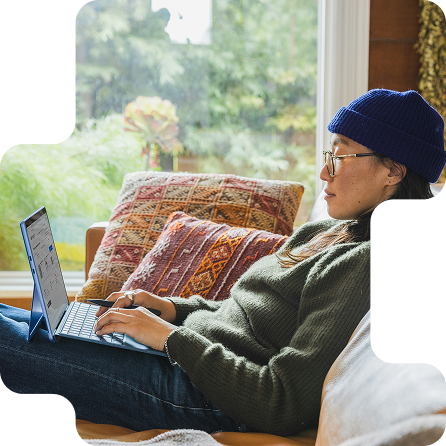 Femme travaillant sur son ordinateur